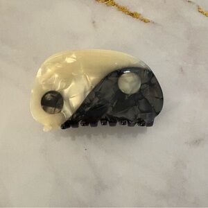 Mother of Pearl Yin Yang Claw Hair Clip